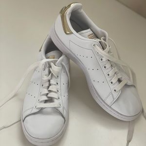 Women’s Adidas Stan Smith with gold size 8